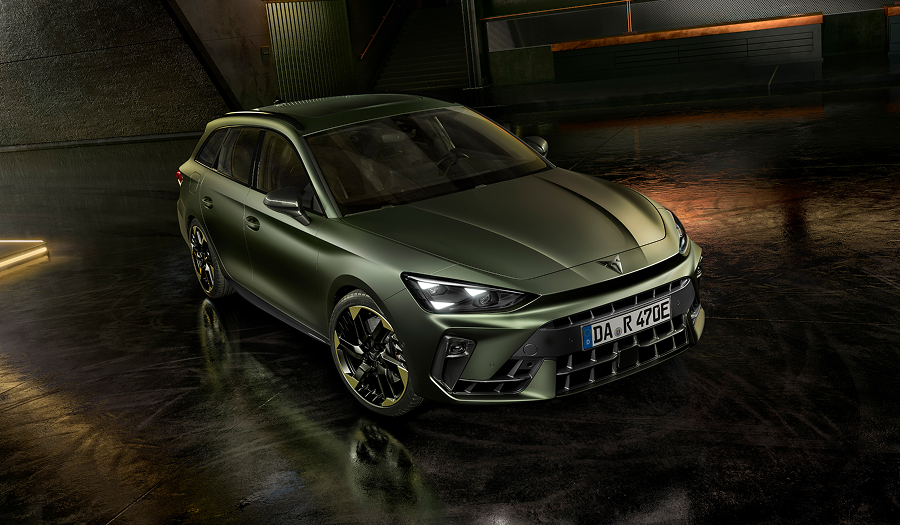 CUPRA Leon Sportstourer Tribe Edition in mattem Grün aus schräger Frontansicht in dunkler Halle mit reflektierendem Boden